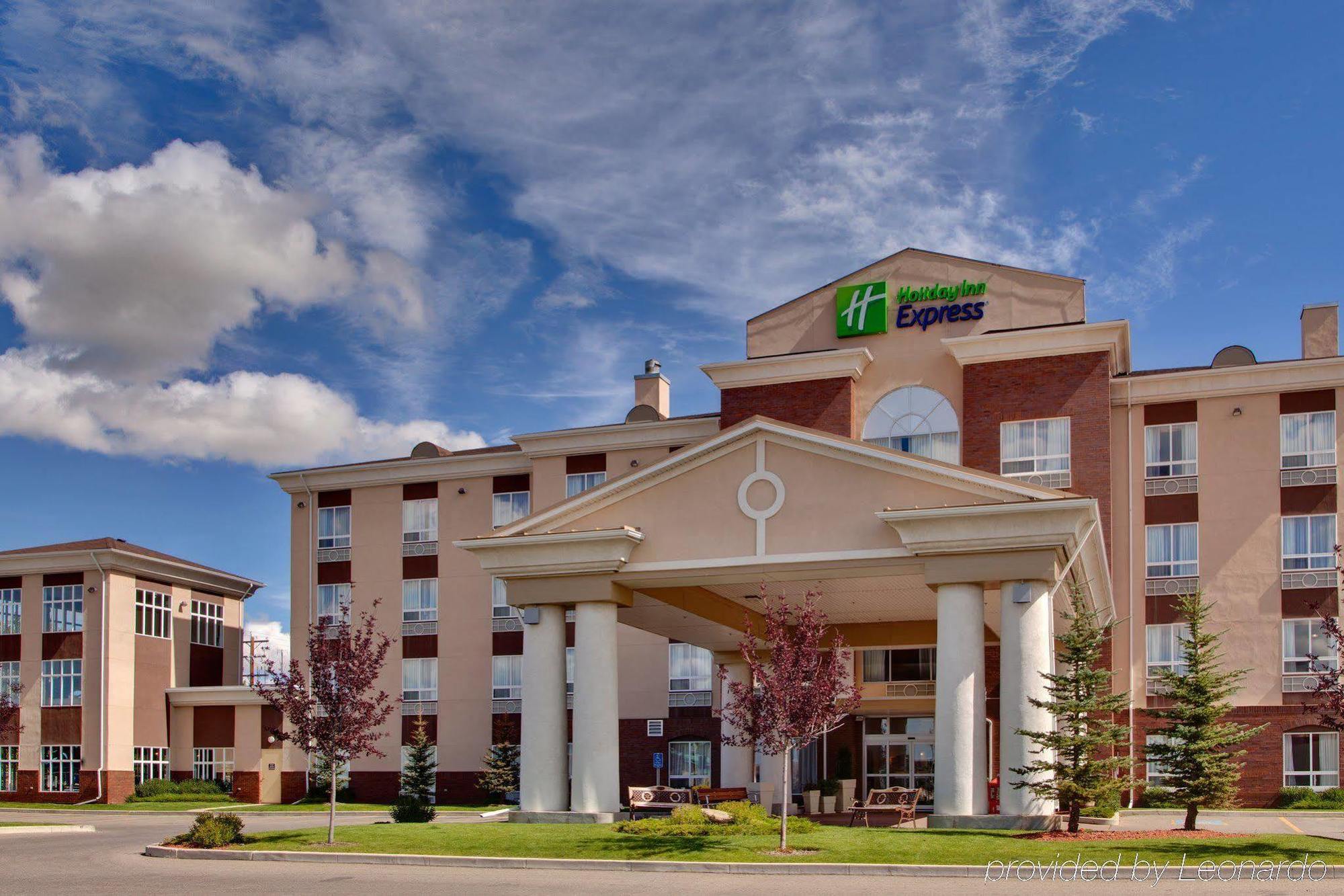 Holiday Inn Express Airdrie By Ihg Exteriér fotografie