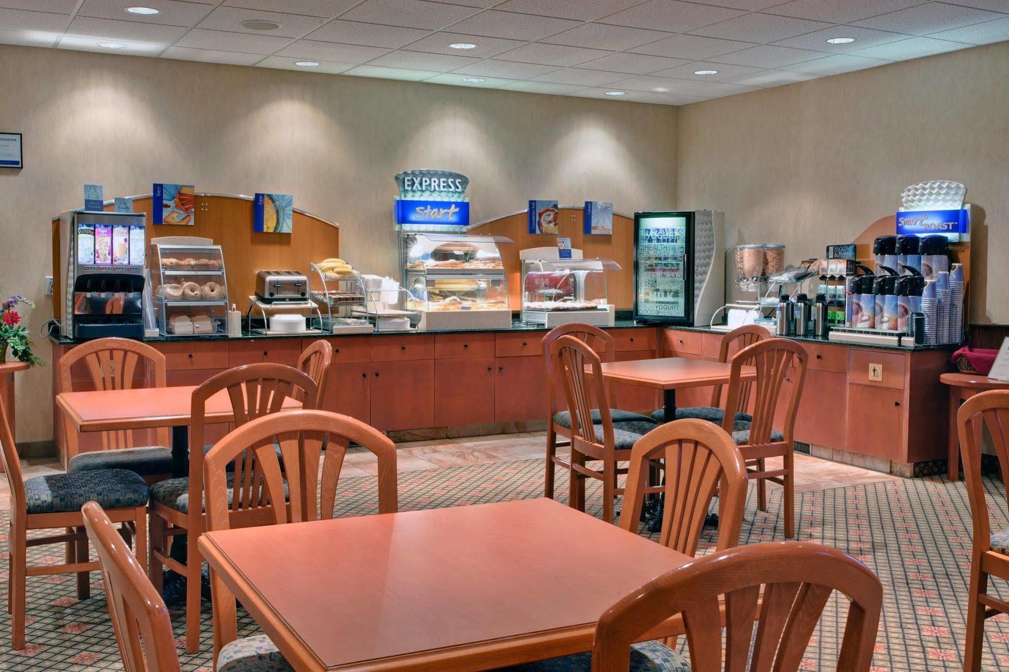 Holiday Inn Express Airdrie By Ihg Exteriér fotografie